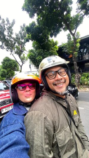 Enno Lerian Instagram - Beginilah kelakuan orang tua kalau lagi pacaran 😭 @dogdaytime #keluargasoesetyo