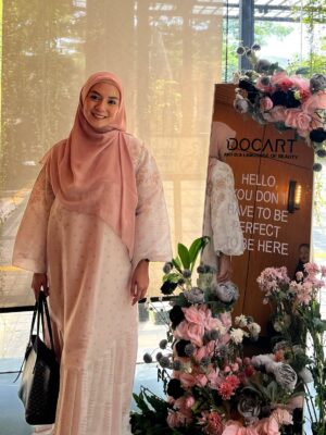 Enno Lerian Instagram - Belum sempet nulis caption tapi gak sabar untuk update acara hari ini, gimana buibu pantes gak style aku seperti ini? Auto kalem yaaa? Hehhe aslinya aku nih masih Enno ceria, gak ada kalem kalemnya seperti di foto 😂😂
Btw hari ini aku dikasih kepercayaan oleh @docartclinic untuk jadi MC acara mereka, padahal nih kalau dapet kerjaan ngemsi aku tuh selalu gak pede kalau harus sendirian, grogian akutuh, lebih nyaman kalau tandeman alias ada temennya, tapi semakin berumur rasanya aku sudah gak gak boleh menyia-nyiakan kesempatan, dan semakin berumur jadi semakin berani untuk belajar..
Alhamdulillah lancar juga tugas hari ini, walaupun diawal grogi banget tapi pulang dengan hati yang penuh kehangatan.. 🥰🥰🥰 #keluargasoesetyo #ennolerian