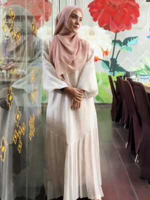 Enno Lerian Instagram - Belum sempet nulis caption tapi gak sabar untuk update acara hari ini, gimana buibu pantes gak style aku seperti ini? Auto kalem yaaa? Hehhe aslinya aku nih masih Enno ceria, gak ada kalem kalemnya seperti di foto 😂😂
Btw hari ini aku dikasih kepercayaan oleh @docartclinic untuk jadi MC acara mereka, padahal nih kalau dapet kerjaan ngemsi aku tuh selalu gak pede kalau harus sendirian, grogian akutuh, lebih nyaman kalau tandeman alias ada temennya, tapi semakin berumur rasanya aku sudah gak gak boleh menyia-nyiakan kesempatan, dan semakin berumur jadi semakin berani untuk belajar..
Alhamdulillah lancar juga tugas hari ini, walaupun diawal grogi banget tapi pulang dengan hati yang penuh kehangatan.. 🥰🥰🥰 #keluargasoesetyo #ennolerian