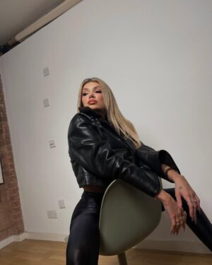 Era Istrefi Instagram - 📸bts