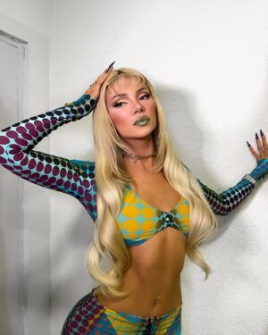 Era Istrefi Instagram - ‘IDIOT’ NESËR @ 5PM 💚⚡️💚⚡️
E di qe s’jeni gati🤭