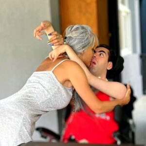 Erika de Sautu Riestra Instagram - Voy a hablar como Mamá de un Chico Discapacitado.  100% de discapacidad,  100% de dependencia. 
En 2017 se creo la A.N.D.IS ( agencia nac de disc).
Antes de eso, cada vez que tuve la necesidad de reclamar por Gaspar, lo hacía ante el Ministerio de Salud.  Y no importando en qué Gobierno estabamos, me atendieron  y dieron solucion, siempre. En cambio, con La Andis, a medida que pasaron los años, dejaron de dar bola. Cada vez era peor. Y terminó siendo un reducto de choreo, clientelismo y votos al mejor postor. Un Asco. 
Y que hoy no exista mas ese lugar, y que el Ministerio de Salud,  Deba ocuparse de los Discapacitados, yo lo celebro. Celebro que los intermediarios queden afuera, celebro que lo que le corresponde a mi Hijo no se lo afanen, celebro que los canales de reclamos sean directos, y obvio voy a celebrar si cumplen. 
No nos dejemos asustar por titulares. No permitamos que usen a nuestros hijos para hacer campañas propias. Al mio, Nadie, pero Nadie lo va a utilizar para ganar votos. Porque la unica que habla por el soy Yo. 
Y se lo que es pelear ppr derechos, se lo que es golpear puertas, se de memoria lo que es sentir que sos invisible.
Asique, acá estoy, creyendo con toda mi Fe, que este cambio será para mejorar. Y si en un futuro no lo fuera , aca tambien estaré para putear. 
Aplaudo de corazon que los que afanaban desaparezcan. Aplaudo con todas mis ganas, que esos que "me ofrecieron ayuda", si les sumaba politicamente se vayan bien a la mi3rda. 
Estaremos atentos y esperando  @minsalud_ar