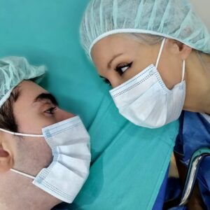 Erika de Sautu Riestra Instagram - Hablemos de todos.
Alguien me puso : en el gob peronista y kirchnerista a  los discapacitados no les faltó nada.
Quizá es una persona joven, yo hace casi 30 años que transito el mundo de la discapacidad.
Y les cuento, x si no lo sabian o no se los contaron, que un Sr llamado Moreno, no permitia que las medicaciones anti epilepticas, que Gaspar toma 8 marcas diferentes, no permitia que ingresen al Pais, porque eran importadas.
Este mismo Sr, no permitia que las sillas posturales que usan los pacientes con paralisis cerebral, y que aca no las hacían, ingresen al Pais, x ser importadas, este mismo sor3te, tampoco dejaba entrar medicacion oncologica, y yo tuve que hablar c una amiga periodista, para que le consiga a un paciente que se moria. 
Y tampoco te contaron, que crearon P.R.O.F.E, ( prog fed de salud), para personas sin obra social, que dejó abandonados a miles de pacientes  discapacitados, que un nene tenia que esperar su sillita de ruedas x años, y cuando.se la daban ya tenia el 70% de escoliosis. Que no cubrian nada, no daban asistencia, ni tratamientos. Que era un curro. Otro curro mas. Y nunca, pero nunca, vi a ningun politico levantando la mano.x nosotros, ni a ningun cuidadano, como vos, en la plaza. 
Las unicas que salieron a luchar, hace años y lograron una ley, fueron las mamas de "Mamá Cultiva", y encima las criticaban.
Asique a mi no me van a dar leccion de nada. Averiguá la miseria que cobran x pension de disc en provincia. Y hace 30 años que es así. No alcanza ni para un almuerzo de tres personas.
Averiguen tambien qué pasa del otro lado de sus miradas.
Investigá a los de tu lado. Y criticá a todos con la misma vara.
Y agrego : ppr la complejidad de Gaspar, estoy obligada a pagar una prepaga. Cuando nació, tenia la obra social de actores, en su peor momento, la cartilla era solo 1 hoja. Gaspar se moría. Y le decia a mi hijo mas chico, comemos arroz,pero  pagamos prepaga.
Si hay chorras, que paguen.
Si hay chorros, que paguen.
Y sepan que en el fondo, les chupam0s un huevo. A los de acá, los de allá, y todos los que ocupan una banca, hace 30 años. 
Yo no defiendo a nadie. Yo quiero que cumplan. Y soy una persona que siempre tiene fe.
