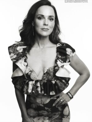 Erin Cahill Instagram - #tbt to @comicconsandiegoofficial a few months ago!  We are in Miami about to board the cruise today, and I was looking for photos and ran across these and realized I never posted them!  This was the most FUN shoot with magnificent Photographer @jonnymarlow for @entertainmentweekly !! Illustrations by the fantastic @rebeccaholopter — Thank you as always to the MAGNIFICENT team of humans at @hallmarkchannel who made this happen!  And, all my gratitude to my beloved @theshowroomnashville for the dress and to my amazing glam squad @tildebymatilde & @_nicolemaguire_ !! Happy almost weekend, Loves!  Ships ahoy! 🚢