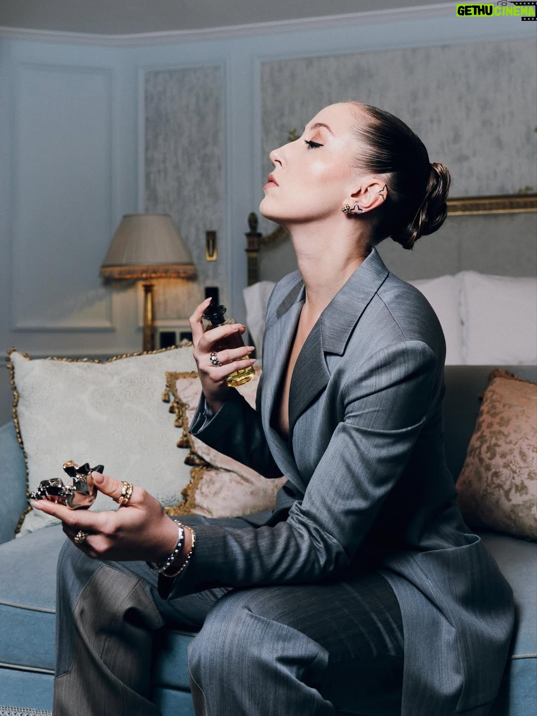 Erin Doherty - 6.3K Likes - Get ready with me @bazaaruk 

Wearing @louisvuitton 
Photographer @shotby.stefan 
Hair @chadmaxwellhair 
Makeup @carolinebarnesmakeup using La Beauté by @louisvuitton 
Styling @aimeecroysdill