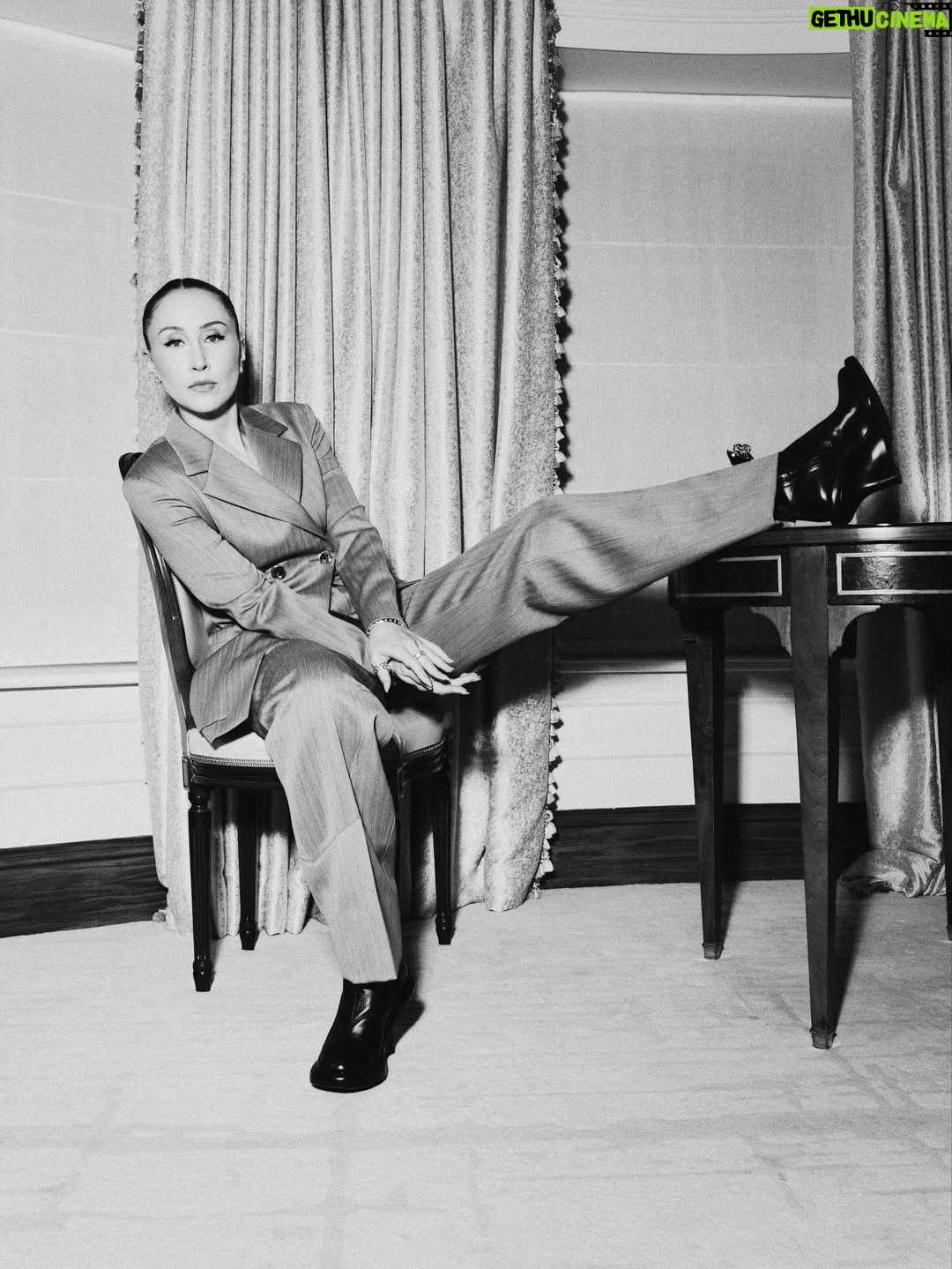 Erin Doherty - 6.3K Likes - Get ready with me @bazaaruk 

Wearing @louisvuitton 
Photographer @shotby.stefan 
Hair @chadmaxwellhair 
Makeup @carolinebarnesmakeup using La Beauté by @louisvuitton 
Styling @aimeecroysdill