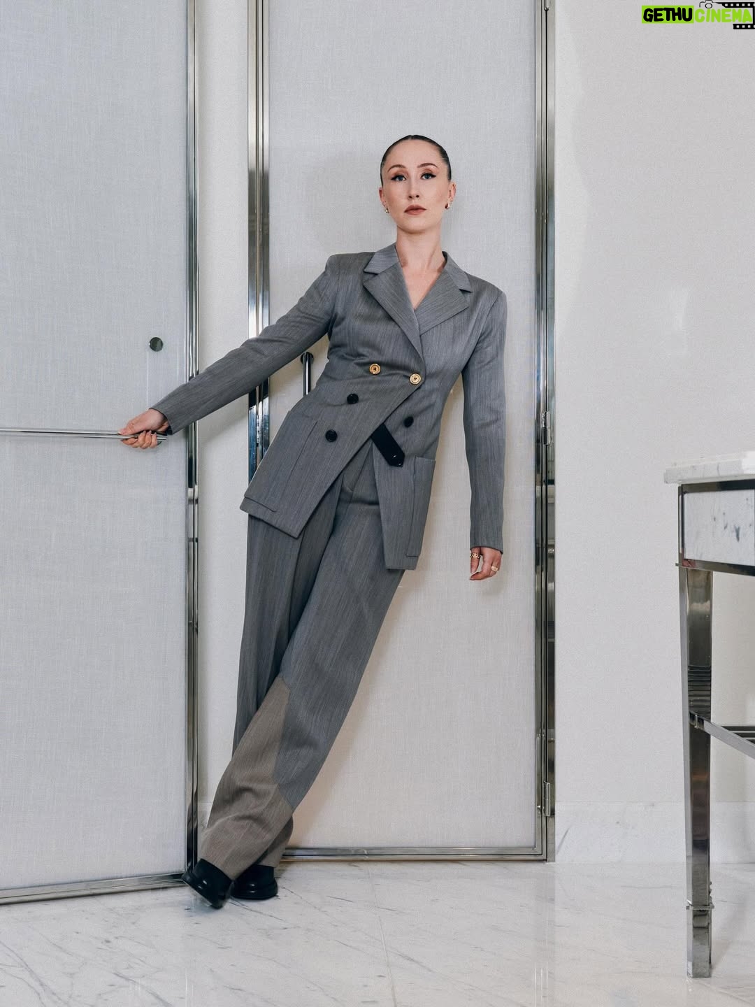 Erin Doherty - 4.6K Likes - @bazaaruk Women of the Year Awards 

Wearing @louisvuitton 
Photographer @shotby.stefan 
Hair @chadmaxwellhair 
Makeup @carolinebarnesmakeup using La Beauté by @louisvuitton 
Styling @aimeecroysdill