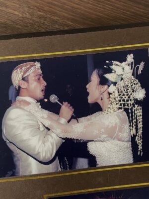 Ersa Mayori Instagram - Dua puluh dua tahun lalu @otto_djauhari nyanyi “Let’s Stay Together” di resepsi pernikahan kita. Alhamdulillah bukan sekadar nyanyian, tapi janji yang terus ditepati sampai hari ini… dan masih terus dinyanyiin juga sih 🫶🏻🤩
Happy 22nd wedding anniversary my dear. Let’s keep staying together! 😘❤️