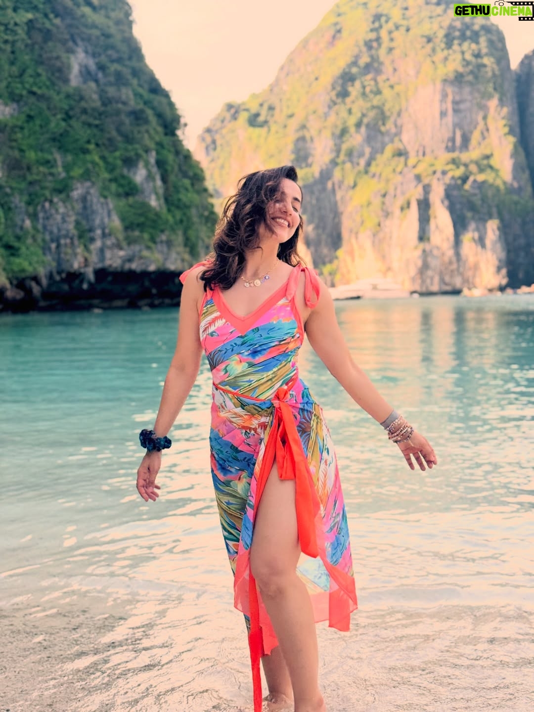 Esha Kansara - 48.1K Likes - Thailand fits 🥲💃