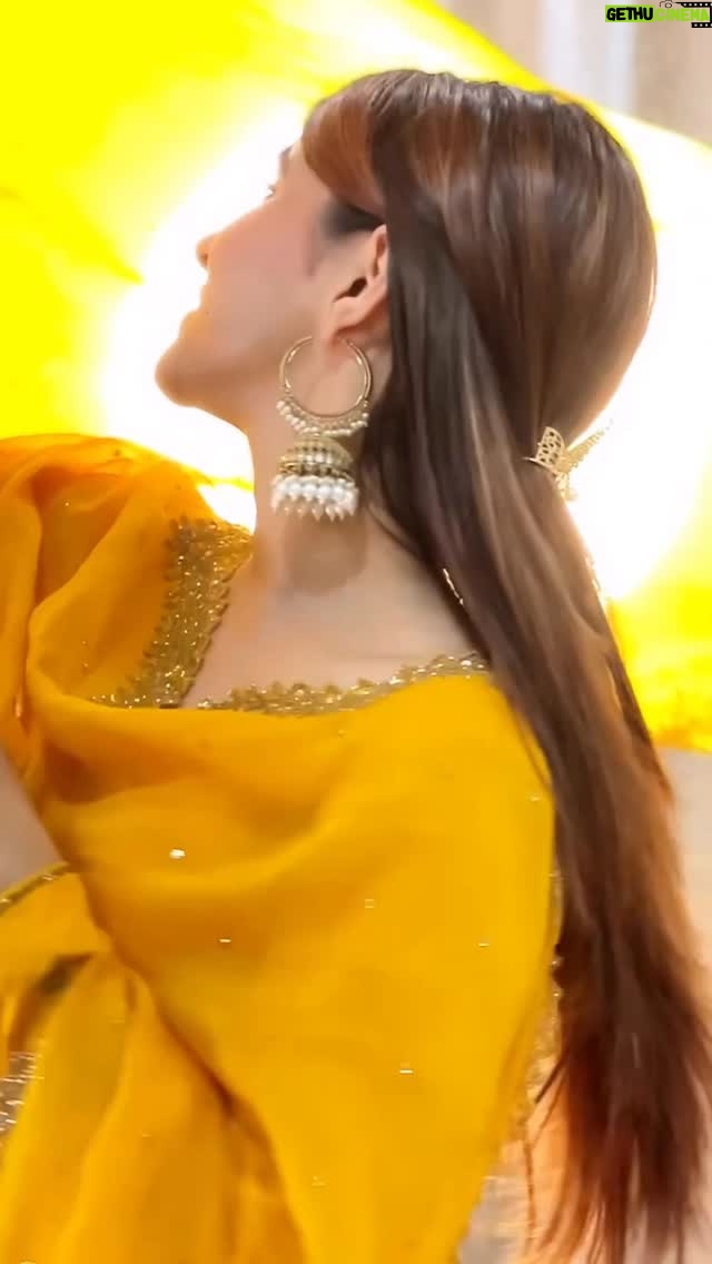 Eshika Rao - 182.3K Likes - Khaand lagdi 🌻🐥
Beautiful earrings from: @vennstaar_byharshita 🎀

@shehnaazgill @jasminesandlas 🦋