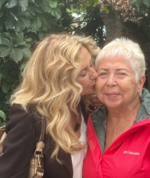 Esra Akkaya Instagram - Vee annem Bodrum’a taşındı 💓 anne kız daha mutlu ve daha sarışınız:) @newblondtr