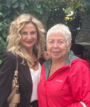 Esra Akkaya Instagram - Vee annem Bodrum’a taşındı 💓 anne kız daha mutlu ve daha sarışınız:) @newblondtr
