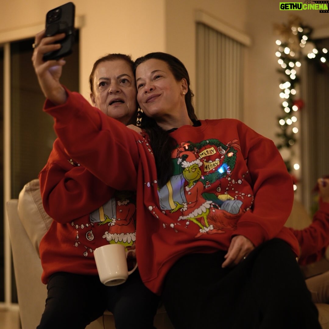 Estefanía Borge - 1.8K Likes - Deseo vivir siempre en esta época del año ❤️
.
.
Feliz feliz Navidad familia ! Ljamoooooo✨🙌
.
.
Gracias por este carrete tan divino @rendon.jpeg 🫠