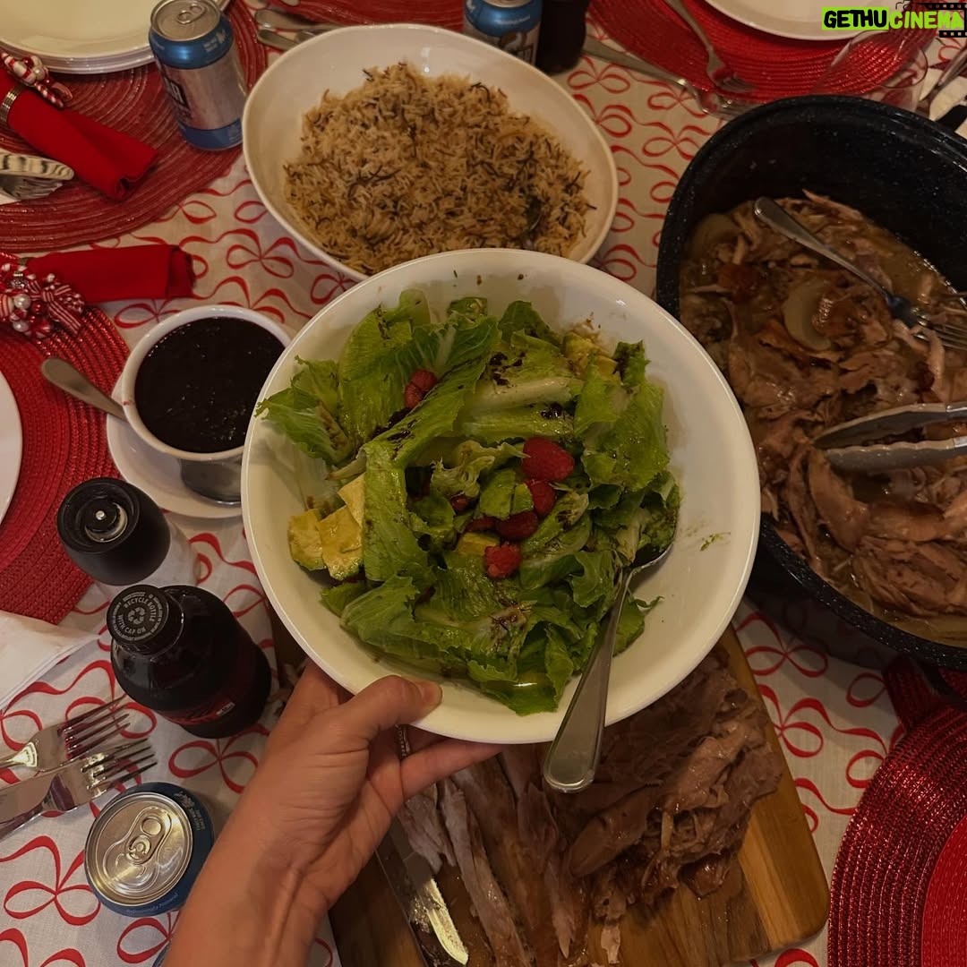 Estefanía Borge - 1.8K Likes - Deseo vivir siempre en esta época del año ❤️
.
.
Feliz feliz Navidad familia ! Ljamoooooo✨🙌
.
.
Gracias por este carrete tan divino @rendon.jpeg 🫠