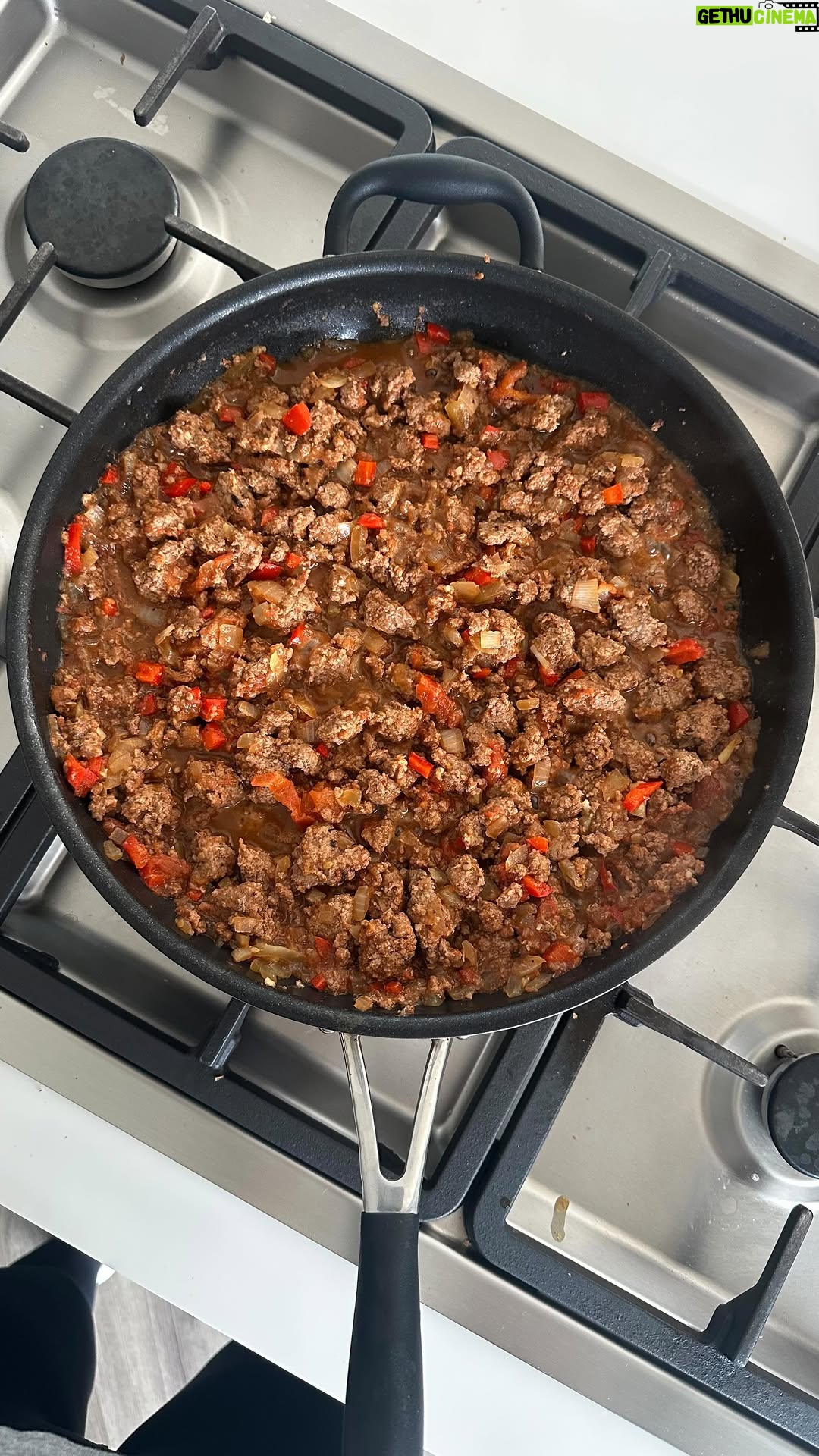 Estefanía Borge - 688 Likes - SencillaMENTE .. una carnita molida caserita deliciosa ! 
Fácil y sabrosa ! 
.
Pica los ingredientes finamente y le agregas la carne .. sal pimienta al gusto y listo ! 
.
.
Espero te la disfrutes muchísimo !!! 
Si no te gusta el pimentón ni pasa nada … lo cambias por más tomate y le agregas paprika en polvo ( solo si te gusta ) 
.
.
Buen provecho ! 😉