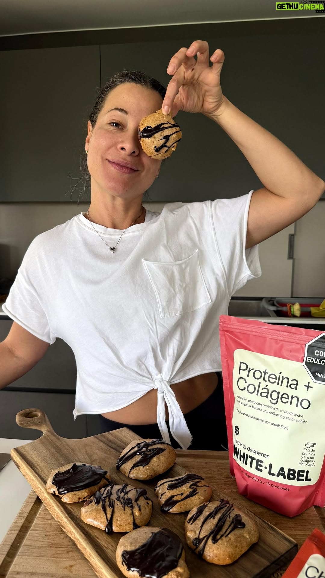 Estefanía Borge - 4.9K Likes - Galletas 🍪 Siempre galletas 🍪 
.
INGREDIENTES 
1 banano de aproximadamente 125 gramos 
Mantequilla de almendras ( q solo sea de almendras ) 125 gramos 
60 gramos de proteína en polvo — yo usé la que tiene además colágeno de @wlabel_store — 
Cacao en polvo sin azúcares añadidos —- para el topping
1/4 de taza de almendras tostadas y trituradas — opcional si le quieres meter un crunchy 🫠
.
.
Lojamoooo. Buen provecho 😋❤️
Un ESTETIP .. pizca de sal al final .. ufghhhh! Le da potencia a cada sabor y equilibra todo