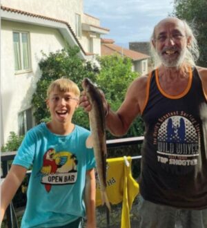 Euridice Axén Instagram - Ciao Paolo, qui sei con il tuo papà che ha tanto lottato per te, per proteggerti, per cercare di farti frequentare la scuola con serenità. Io non ti conoscevo Paolo ma la tua storia mi spezza il cuore. Come quelle di tutti quei ragazzi e ragazze che ad un eta' impensabile decidono di compiere un gesto così estremo dettato da un dolore indicibile. Paolo tu sei la testimonianza del nostro fallimento. Ti chiedo scusa con il cuore lacerato per la cattiveria, la stupidità e l'ignavia di chi avrebbe dovuto esserti amico e/o proteggerti. Paolo che la terra ti sia lieve, Paolo perdonaci.