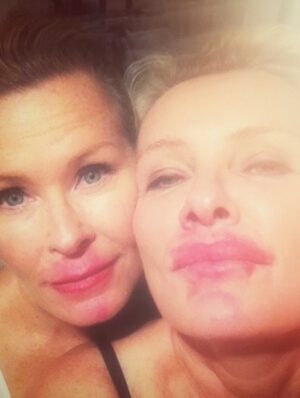 Eva Dahlgren Instagram - Hej världen
Nu har vi varit gifta i 30 år
Och älskling
Jag är
Fortfarande
Helt
Tokig i dig
När vi vaknar på morgonen och du tittar på mig
Och ler
Alltid
Vargöga
Outgrundlig
Spännande
Lycka
Inte ett enda problem i hela världen finns då
Tokig i dig
Din mjuka varma kropp
Doftar du du du
Tokig tokig i dig
Alla dina tankar som tänker allt det jag inte tänker
Tokig i dig
Din finurliga omtanke
Allvaret
Smågrejer
Leken leken leken
Tokig i dig
Alla äventyr du tar mig på
I verkligheten
Och i allt det andra
Nattens mjuka varma färd
Månen och tillbaka
Tokig tokig i dig
In i evigheten
Leken leken leken
Och där
Fortfarande
Tokig i dig
