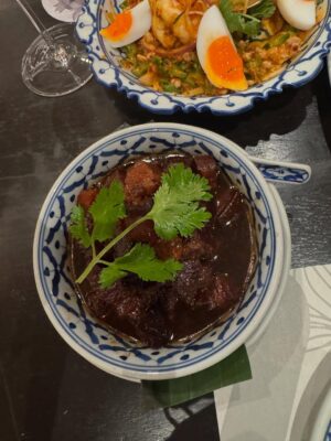Eva Dahlgren Instagram - Om du far till Bangkok o vill äta riktigt supergott som tex braised pork belly in caramel sauce eller en underbar wing bean salad eller en… ahhh kan inte räkna upp allt gott…så ta dig till restaurang Plu i den lilla gränden. Ser fram emot nästa gång. Tack för två härliga kvällar på raken 😁#plu