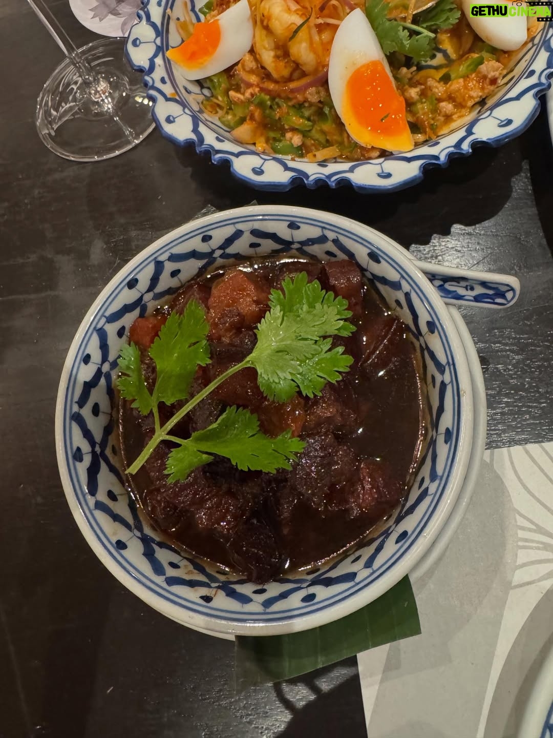 Eva Dahlgren - 4.2K Likes - Om du far till Bangkok o vill äta riktigt supergott som tex braised pork belly in caramel sauce eller en underbar wing bean salad eller en… ahhh kan inte räkna upp allt gott…så ta dig till restaurang Plu i den lilla gränden. Ser fram emot nästa gång. Tack för två härliga kvällar på raken 😁#plu