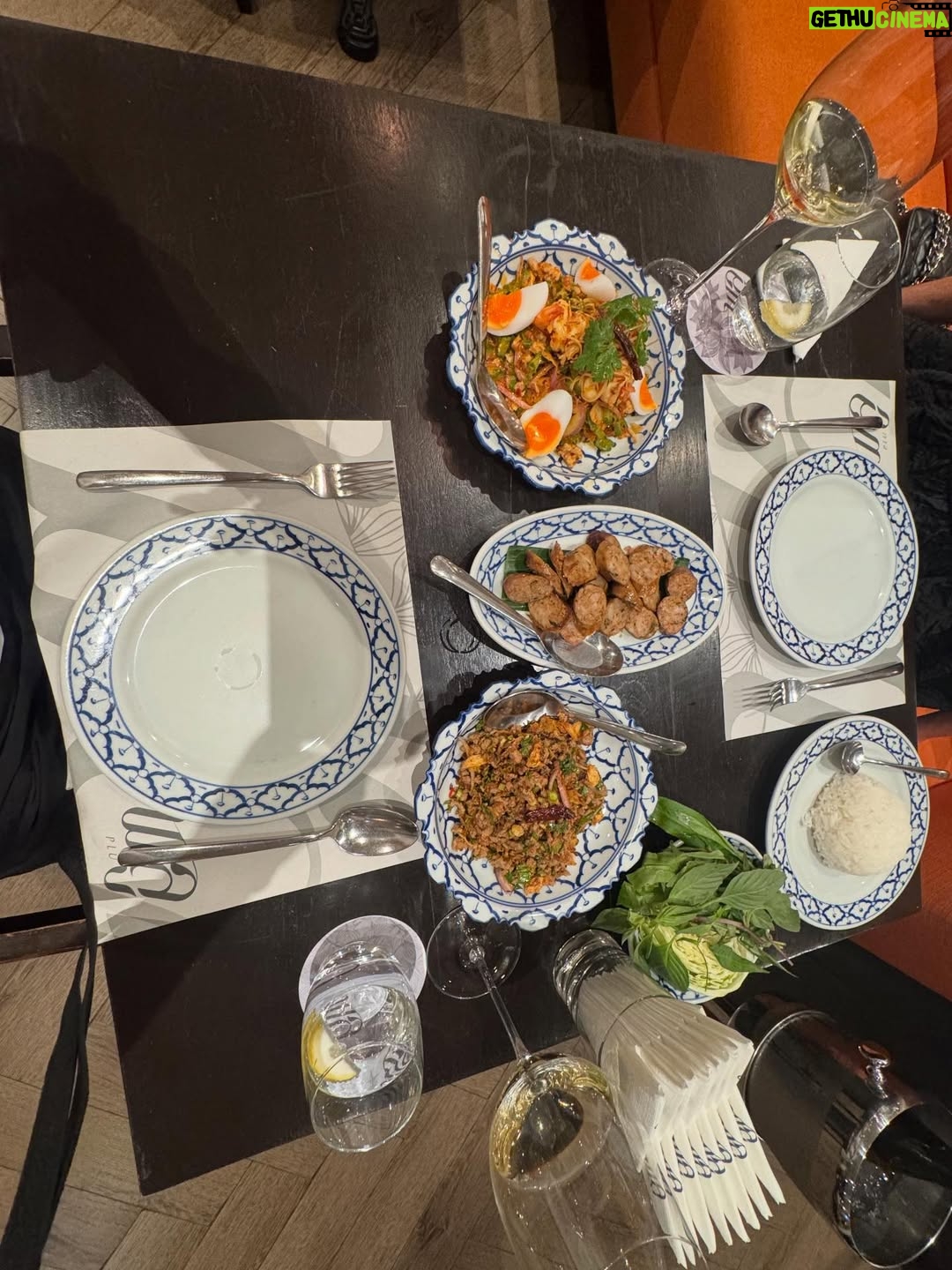 Eva Dahlgren - 4.2K Likes - Om du far till Bangkok o vill äta riktigt supergott som tex braised pork belly in caramel sauce eller en underbar wing bean salad eller en… ahhh kan inte räkna upp allt gott…så ta dig till restaurang Plu i den lilla gränden. Ser fram emot nästa gång. Tack för två härliga kvällar på raken 😁#plu