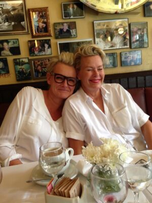 Eva Dahlgren Instagram - Hej världen
Nu har vi varit gifta i 30 år
Och älskling
Jag är
Fortfarande
Helt
Tokig i dig
När vi vaknar på morgonen och du tittar på mig
Och ler
Alltid
Vargöga
Outgrundlig
Spännande
Lycka
Inte ett enda problem i hela världen finns då
Tokig i dig
Din mjuka varma kropp
Doftar du du du
Tokig tokig i dig
Alla dina tankar som tänker allt det jag inte tänker
Tokig i dig
Din finurliga omtanke
Allvaret
Smågrejer
Leken leken leken
Tokig i dig
Alla äventyr du tar mig på
I verkligheten
Och i allt det andra
Nattens mjuka varma färd
Månen och tillbaka
Tokig tokig i dig
In i evigheten
Leken leken leken
Och där
Fortfarande
Tokig i dig