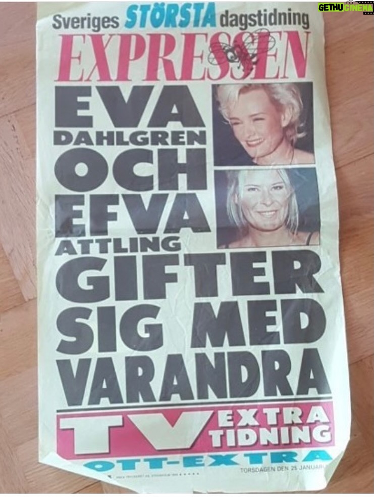 Eva Dahlgren - 15.3K Likes - Hej världen
Nu har vi varit gifta i 30 år
Och älskling 
Jag är
Fortfarande 
Helt
Tokig i dig
När vi vaknar på morgonen och du tittar på mig
Och ler
Alltid
Vargöga
Outgrundlig
Spännande 
Lycka
Inte ett enda problem i hela världen finns då
Tokig i dig
Din mjuka varma kropp
Doftar du du du
Tokig tokig i dig
Alla dina tankar som tänker allt det jag inte tänker
Tokig i dig
Din finurliga omtanke 
Allvaret
Smågrejer
Leken leken leken
Tokig i dig
Alla äventyr du tar mig på
I verkligheten 
Och i allt det andra
Nattens mjuka varma färd
Månen och tillbaka 
Tokig tokig i dig
In i evigheten 
Leken leken leken
Och där
Fortfarande 
Tokig i dig