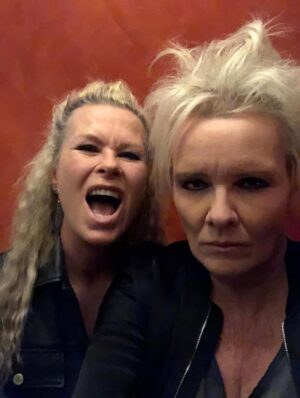 Eva Dahlgren Instagram - Hej världen
Nu har vi varit gifta i 30 år
Och älskling
Jag är
Fortfarande
Helt
Tokig i dig
När vi vaknar på morgonen och du tittar på mig
Och ler
Alltid
Vargöga
Outgrundlig
Spännande
Lycka
Inte ett enda problem i hela världen finns då
Tokig i dig
Din mjuka varma kropp
Doftar du du du
Tokig tokig i dig
Alla dina tankar som tänker allt det jag inte tänker
Tokig i dig
Din finurliga omtanke
Allvaret
Smågrejer
Leken leken leken
Tokig i dig
Alla äventyr du tar mig på
I verkligheten
Och i allt det andra
Nattens mjuka varma färd
Månen och tillbaka
Tokig tokig i dig
In i evigheten
Leken leken leken
Och där
Fortfarande
Tokig i dig