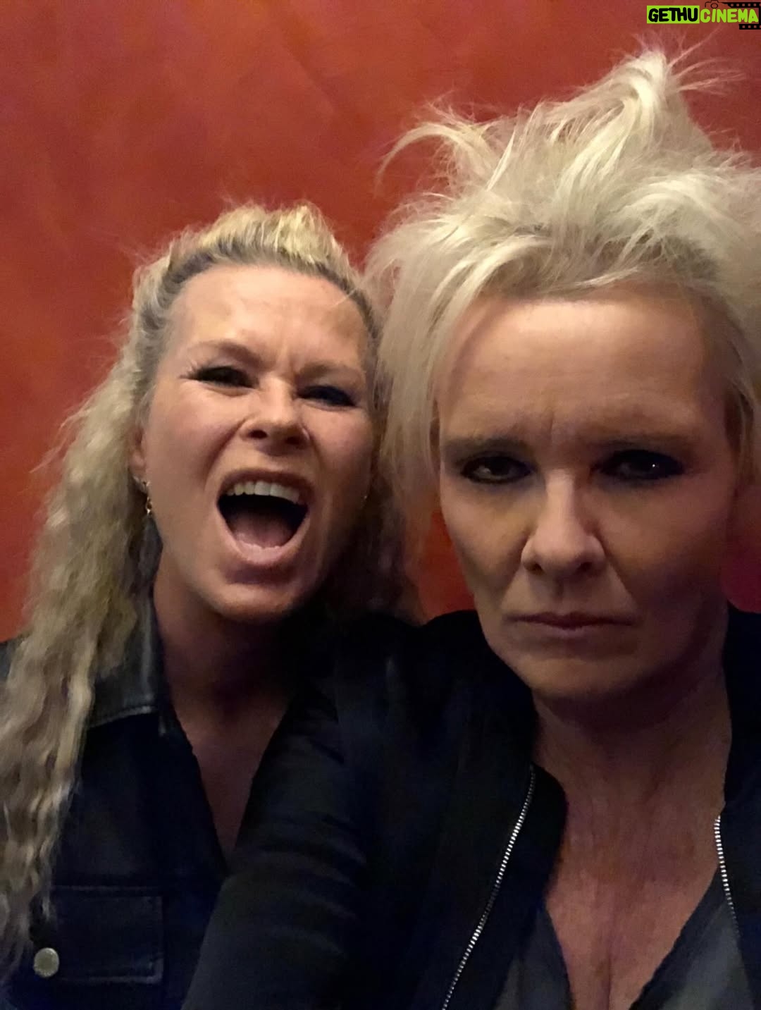Eva Dahlgren - 15.3K Likes - Hej världen
Nu har vi varit gifta i 30 år
Och älskling 
Jag är
Fortfarande 
Helt
Tokig i dig
När vi vaknar på morgonen och du tittar på mig
Och ler
Alltid
Vargöga
Outgrundlig
Spännande 
Lycka
Inte ett enda problem i hela världen finns då
Tokig i dig
Din mjuka varma kropp
Doftar du du du
Tokig tokig i dig
Alla dina tankar som tänker allt det jag inte tänker
Tokig i dig
Din finurliga omtanke 
Allvaret
Smågrejer
Leken leken leken
Tokig i dig
Alla äventyr du tar mig på
I verkligheten 
Och i allt det andra
Nattens mjuka varma färd
Månen och tillbaka 
Tokig tokig i dig
In i evigheten 
Leken leken leken
Och där
Fortfarande 
Tokig i dig