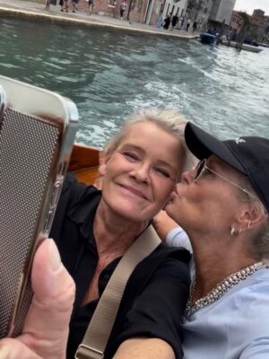 Eva Dahlgren Instagram - Hej världen
Nu har vi varit gifta i 30 år
Och älskling
Jag är
Fortfarande
Helt
Tokig i dig
När vi vaknar på morgonen och du tittar på mig
Och ler
Alltid
Vargöga
Outgrundlig
Spännande
Lycka
Inte ett enda problem i hela världen finns då
Tokig i dig
Din mjuka varma kropp
Doftar du du du
Tokig tokig i dig
Alla dina tankar som tänker allt det jag inte tänker
Tokig i dig
Din finurliga omtanke
Allvaret
Smågrejer
Leken leken leken
Tokig i dig
Alla äventyr du tar mig på
I verkligheten
Och i allt det andra
Nattens mjuka varma färd
Månen och tillbaka
Tokig tokig i dig
In i evigheten
Leken leken leken
Och där
Fortfarande
Tokig i dig