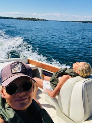 Eva Dahlgren Instagram - Hej världen
Nu har vi varit gifta i 30 år
Och älskling
Jag är
Fortfarande
Helt
Tokig i dig
När vi vaknar på morgonen och du tittar på mig
Och ler
Alltid
Vargöga
Outgrundlig
Spännande
Lycka
Inte ett enda problem i hela världen finns då
Tokig i dig
Din mjuka varma kropp
Doftar du du du
Tokig tokig i dig
Alla dina tankar som tänker allt det jag inte tänker
Tokig i dig
Din finurliga omtanke
Allvaret
Smågrejer
Leken leken leken
Tokig i dig
Alla äventyr du tar mig på
I verkligheten
Och i allt det andra
Nattens mjuka varma färd
Månen och tillbaka
Tokig tokig i dig
In i evigheten
Leken leken leken
Och där
Fortfarande
Tokig i dig