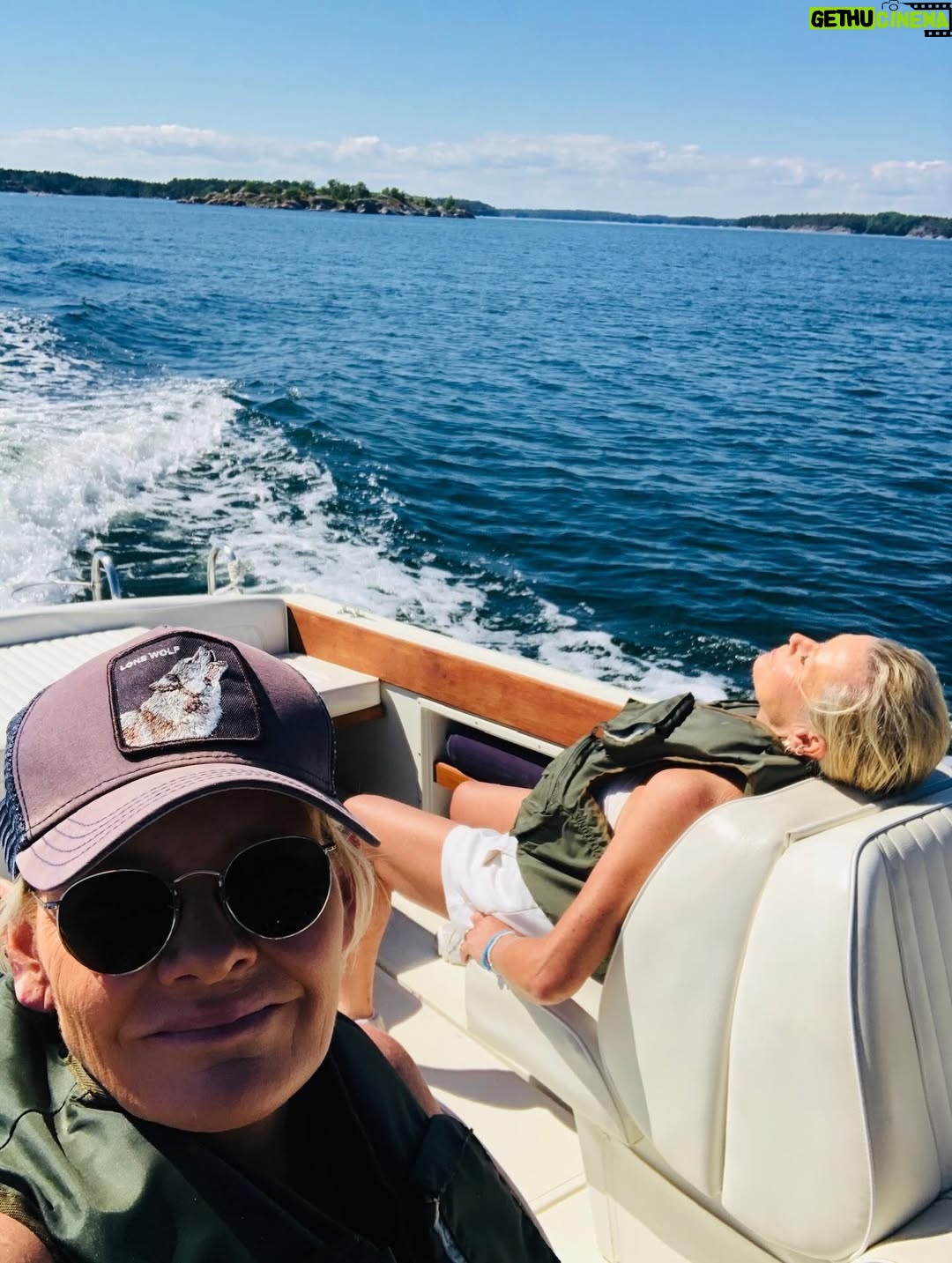 Eva Dahlgren - 15.3K Likes - Hej världen
Nu har vi varit gifta i 30 år
Och älskling 
Jag är
Fortfarande 
Helt
Tokig i dig
När vi vaknar på morgonen och du tittar på mig
Och ler
Alltid
Vargöga
Outgrundlig
Spännande 
Lycka
Inte ett enda problem i hela världen finns då
Tokig i dig
Din mjuka varma kropp
Doftar du du du
Tokig tokig i dig
Alla dina tankar som tänker allt det jag inte tänker
Tokig i dig
Din finurliga omtanke 
Allvaret
Smågrejer
Leken leken leken
Tokig i dig
Alla äventyr du tar mig på
I verkligheten 
Och i allt det andra
Nattens mjuka varma färd
Månen och tillbaka 
Tokig tokig i dig
In i evigheten 
Leken leken leken
Och där
Fortfarande 
Tokig i dig