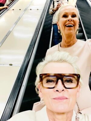 Eva Dahlgren Instagram - Hej världen
Nu har vi varit gifta i 30 år
Och älskling
Jag är
Fortfarande
Helt
Tokig i dig
När vi vaknar på morgonen och du tittar på mig
Och ler
Alltid
Vargöga
Outgrundlig
Spännande
Lycka
Inte ett enda problem i hela världen finns då
Tokig i dig
Din mjuka varma kropp
Doftar du du du
Tokig tokig i dig
Alla dina tankar som tänker allt det jag inte tänker
Tokig i dig
Din finurliga omtanke
Allvaret
Smågrejer
Leken leken leken
Tokig i dig
Alla äventyr du tar mig på
I verkligheten
Och i allt det andra
Nattens mjuka varma färd
Månen och tillbaka
Tokig tokig i dig
In i evigheten
Leken leken leken
Och där
Fortfarande
Tokig i dig