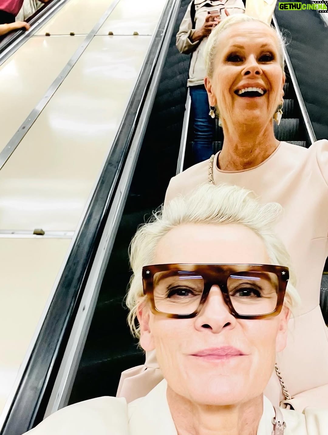 Eva Dahlgren - 15.3K Likes - Hej världen
Nu har vi varit gifta i 30 år
Och älskling 
Jag är
Fortfarande 
Helt
Tokig i dig
När vi vaknar på morgonen och du tittar på mig
Och ler
Alltid
Vargöga
Outgrundlig
Spännande 
Lycka
Inte ett enda problem i hela världen finns då
Tokig i dig
Din mjuka varma kropp
Doftar du du du
Tokig tokig i dig
Alla dina tankar som tänker allt det jag inte tänker
Tokig i dig
Din finurliga omtanke 
Allvaret
Smågrejer
Leken leken leken
Tokig i dig
Alla äventyr du tar mig på
I verkligheten 
Och i allt det andra
Nattens mjuka varma färd
Månen och tillbaka 
Tokig tokig i dig
In i evigheten 
Leken leken leken
Och där
Fortfarande 
Tokig i dig