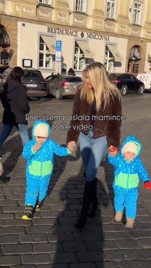 Eva Perkausová Instagram - Je to skoro 30 let…
A přesto stejné ruce.
Stejná láska.
Jen jiná generace. ❤️
#GenerationOfLove
#LikeMotherLikeDaughter
#FullCircleMoments