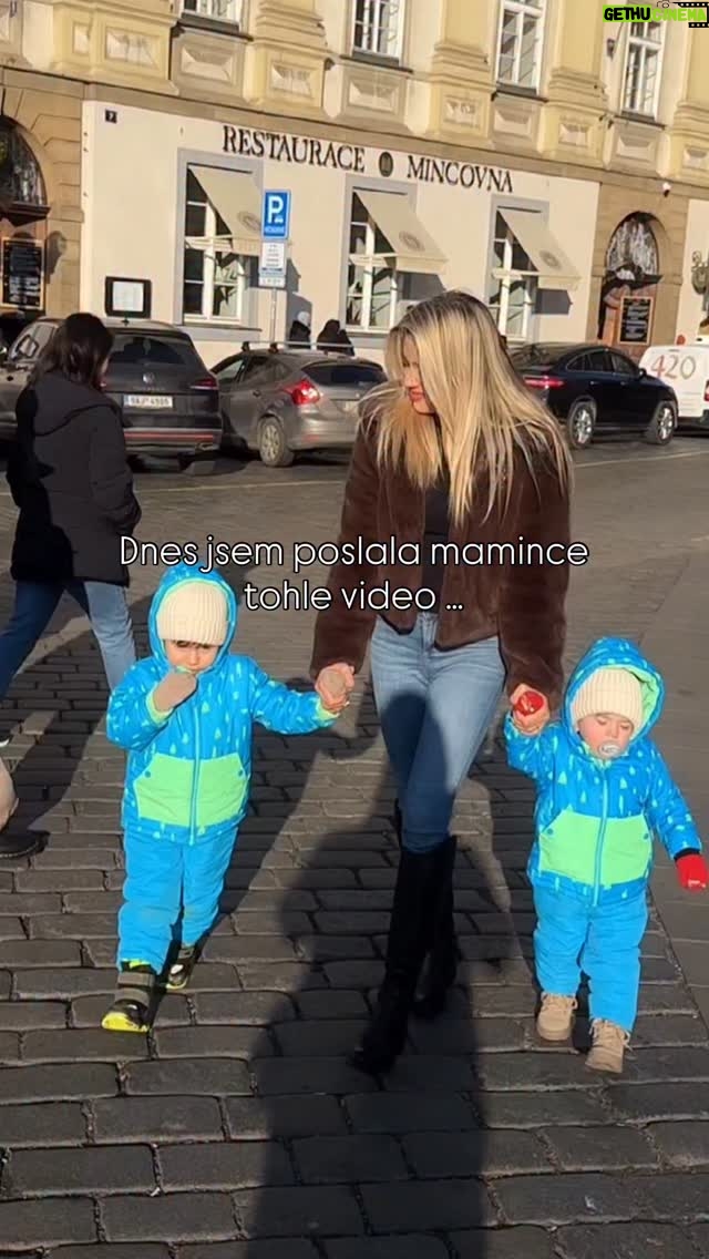 Eva Perkausová - 28.9K Likes - Je to skoro 30 let…
A přesto stejné ruce.
Stejná láska.
Jen jiná generace. ❤️

#GenerationOfLove
#LikeMotherLikeDaughter
#FullCircleMoments