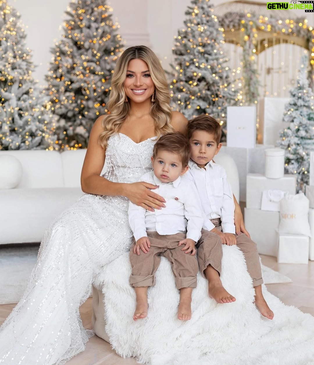 Eva Perkausová - 4.4K Likes - Přátelé, mějte přenádherné Vánoce s těmi, které milujete. ❤️🥰🎄🎁 

Foto @petravosecka_photographer 
Studio @whitecastlestudio 
MUA @marinaprovaznik