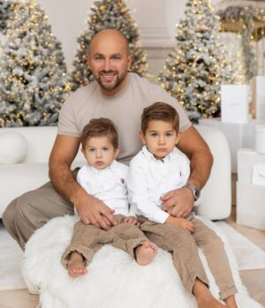 Eva Perkausová Instagram - Přátelé, mějte přenádherné Vánoce s těmi, které milujete. ❤️🥰🎄🎁
Foto @petravosecka_photographer
Studio @whitecastlestudio
MUA @marinaprovaznik