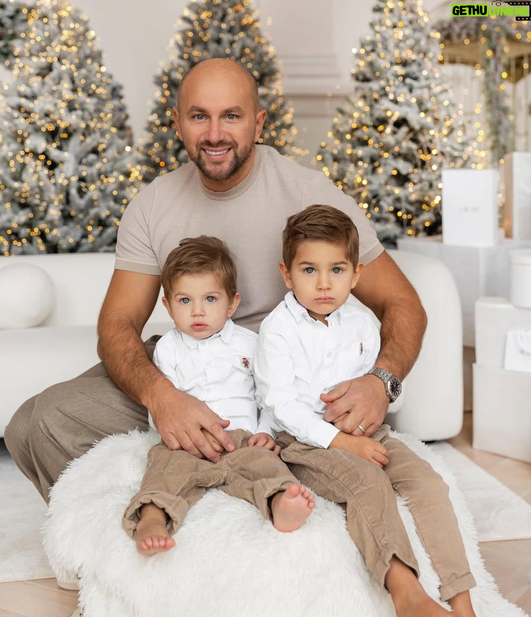 Eva Perkausová - 4.4K Likes - Přátelé, mějte přenádherné Vánoce s těmi, které milujete. ❤️🥰🎄🎁 

Foto @petravosecka_photographer 
Studio @whitecastlestudio 
MUA @marinaprovaznik