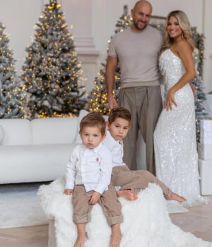 Eva Perkausová Instagram - Přátelé, mějte přenádherné Vánoce s těmi, které milujete. ❤️🥰🎄🎁
Foto @petravosecka_photographer
Studio @whitecastlestudio
MUA @marinaprovaznik