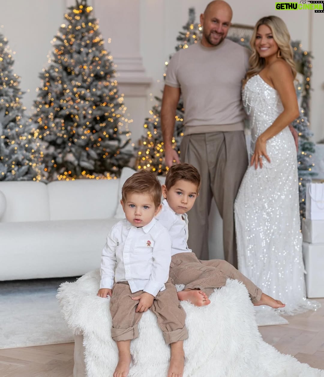 Eva Perkausová - 4.4K Likes - Přátelé, mějte přenádherné Vánoce s těmi, které milujete. ❤️🥰🎄🎁 

Foto @petravosecka_photographer 
Studio @whitecastlestudio 
MUA @marinaprovaznik
