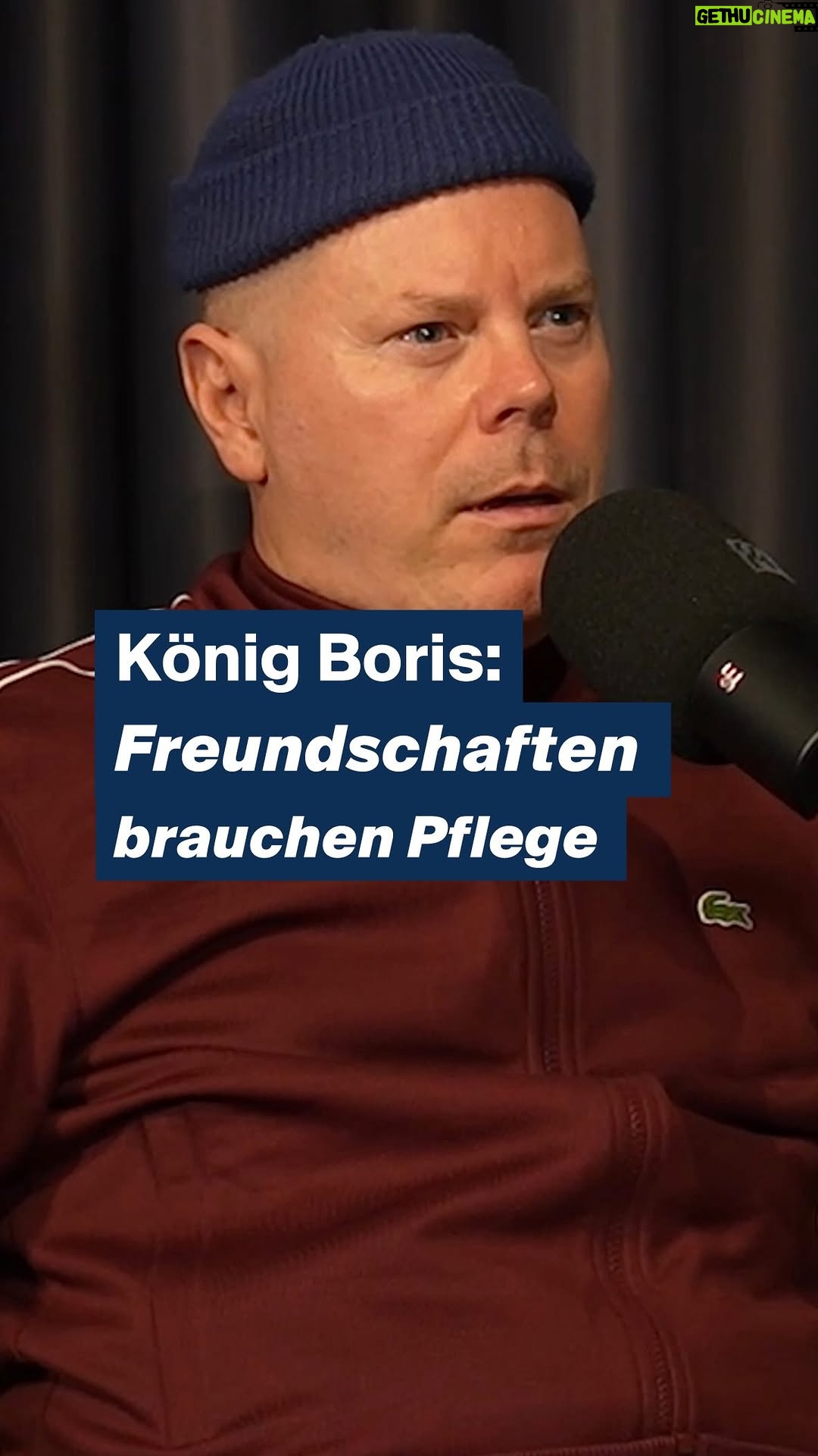 Eva Schulz - 6.3K Likes - Freundschaften bleiben nicht bestehen, weil sie einmal geschlossen wurden – sondern weil wir sie priorisieren. Ein ehrliches Gespräch mit @koenigboristhegrosser über Nähe, Commitment und die Frage, was im Leben wirklich wichtig ist.

Der Musiker und Autor erzählt zudem in der aktuellen Folge Deutschland3000 von Jahrzehnten im Rampenlicht, seiner Liebe zum FC St. Pauli und der Bedeutung von Freundschaft und Haltung. 🤍
