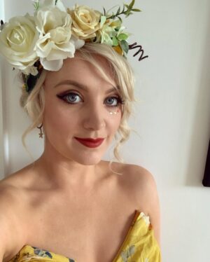 Evanna Lynch Instagram - Off to a wedding :) Thanks to gorgeous Emma who makes these amazing flower crowns @casuallydazzling and lent me one in every colour when I couldn’t pick a dress!🌻🌼🌺and @hozencollection for my pineapple ‘leather’ bag 😍❤️🌱🍍