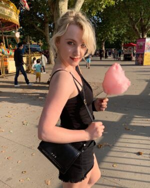 Evanna Lynch Instagram - I am going to have just one very burnt arm tomorrow 🤷🏼‍♀️ Thank you @alexandrak.co for my adorable new bag which literally says vegan and animal friendly on it because I don’t have time for subtlety!! 😆🌱 Thanks @turningorange for taking these pics, you’re officially my Instagram boyfriend now. 👭#veganfashion #veganleather