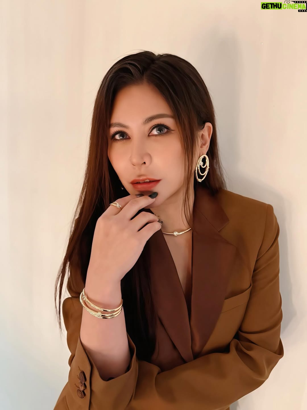 Eve Ai - 3.1K Likes - 今天第一次在台上唱了給她的話
自己心裡覺得對表演的踏實
好像慢慢找了回來
我想我準備好了

2026
會一切如常
等我再好好地跟你們每個人
見上面
說上話

我愛你們
更會好好愛我自己

新年快樂
❤️