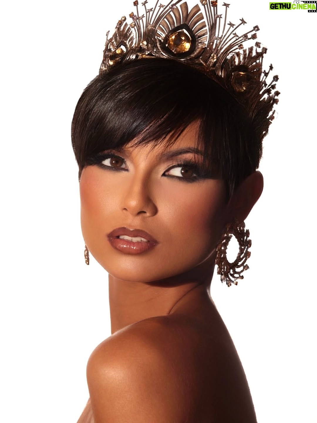 Ève Gilles - 57.5K Likes - Merci pour cette AVENTURE ! ❤️

C’est un clap de fin pour cette aventure Miss Univers ✨ je suis très fière d’avoir représentée la France 🇫🇷 ! C’était un moment de dingue et je n’y serai jamais arrivée sans vous ! 

Mes copines ! Vous vous reconnaîtrez directement 👀 Je vous aime, grâce à vous j’ai vécu la plus belle aventure possible, je ne vous oublierai jamais et surtout on se reverra très vite ! ❤️

Merci à ma famille et mes amis, ceux qui étaient sur place ! Et ceux qui étaient à distance ! Vous m’avez donné la force d’aller jusqu’au bout de croire en mes rêves et de tout donner jusque la dernière seconde ! 

Merci à tout ceux qui ont suivi mon aventure ! Qui m’ont encouragé, qui m’ont envoyé de l’amour! Je n’oublierai jamais votre soutien, il restera gravé à tout jamais dans mon cœur ! 
 
Un GRAND merci à l’ensemble des créateurs qui m’ont accompagné dans cette aventure ! 😍

Merci à la société @missfranceoff de m’avoir donné la possibilité de représenter mon pays à l’international 🇫🇷

Je suis très fière de moi : un top 30 à Miss Univers ! WoW ! J’ai donné le meilleur de moi-même, je n’aurai pas pu faire plus, alors je suis sans aucun regret !

Puis j’ai de nouveaux projets plein la tête ! J’aimerais créer une fondation très prochainement ! Qui pourrait lier mes trois différents engagements : la lutte contre le harcèlement et cyber harcèlement, aider la recherche sur les maladies rares mais aussi promouvoir, et aider les femmes à se lancer dans des études de sciences ! J’aimerais également faire du mannequinat. C’est un rêve depuis que je suis petite et je me sens enfin prête à le réaliser ! Je dois également prendre contact avec mon université pour ma prochaine reprise des études.

Enfin… Félicitations à @fatimaboschfdz pour ce titre de @missuniverse !

Crédit photo @cerfwillmakeuphair