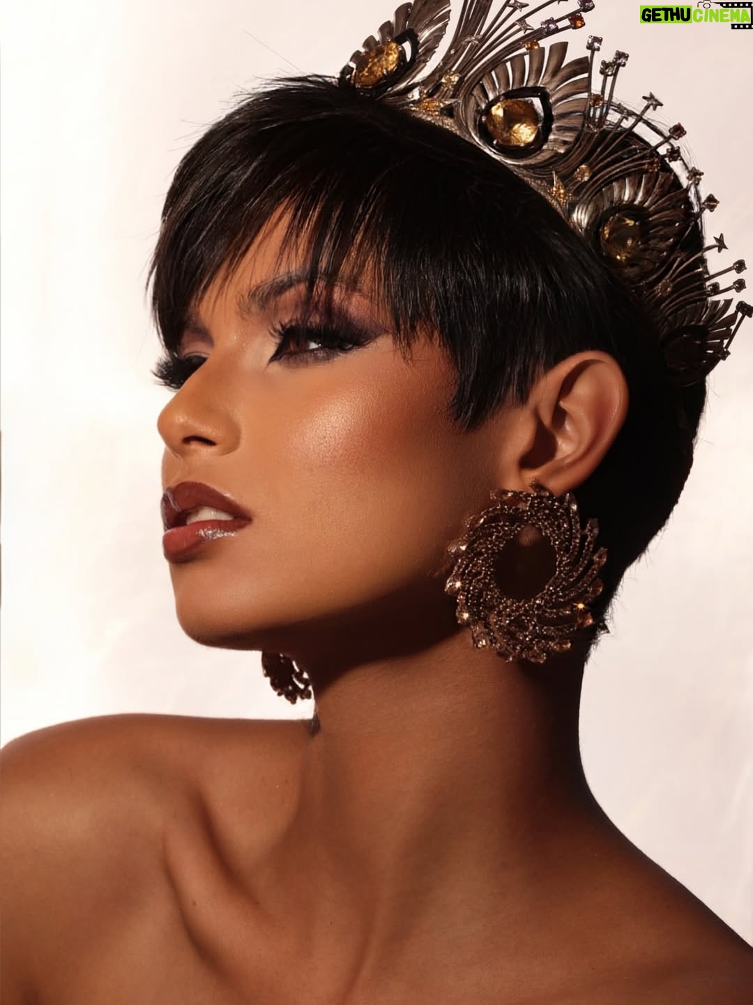 Ève Gilles - 57.5K Likes - Merci pour cette AVENTURE ! ❤️

C’est un clap de fin pour cette aventure Miss Univers ✨ je suis très fière d’avoir représentée la France 🇫🇷 ! C’était un moment de dingue et je n’y serai jamais arrivée sans vous ! 

Mes copines ! Vous vous reconnaîtrez directement 👀 Je vous aime, grâce à vous j’ai vécu la plus belle aventure possible, je ne vous oublierai jamais et surtout on se reverra très vite ! ❤️

Merci à ma famille et mes amis, ceux qui étaient sur place ! Et ceux qui étaient à distance ! Vous m’avez donné la force d’aller jusqu’au bout de croire en mes rêves et de tout donner jusque la dernière seconde ! 

Merci à tout ceux qui ont suivi mon aventure ! Qui m’ont encouragé, qui m’ont envoyé de l’amour! Je n’oublierai jamais votre soutien, il restera gravé à tout jamais dans mon cœur ! 
 
Un GRAND merci à l’ensemble des créateurs qui m’ont accompagné dans cette aventure ! 😍

Merci à la société @missfranceoff de m’avoir donné la possibilité de représenter mon pays à l’international 🇫🇷

Je suis très fière de moi : un top 30 à Miss Univers ! WoW ! J’ai donné le meilleur de moi-même, je n’aurai pas pu faire plus, alors je suis sans aucun regret !

Puis j’ai de nouveaux projets plein la tête ! J’aimerais créer une fondation très prochainement ! Qui pourrait lier mes trois différents engagements : la lutte contre le harcèlement et cyber harcèlement, aider la recherche sur les maladies rares mais aussi promouvoir, et aider les femmes à se lancer dans des études de sciences ! J’aimerais également faire du mannequinat. C’est un rêve depuis que je suis petite et je me sens enfin prête à le réaliser ! Je dois également prendre contact avec mon université pour ma prochaine reprise des études.

Enfin… Félicitations à @fatimaboschfdz pour ce titre de @missuniverse !

Crédit photo @cerfwillmakeuphair