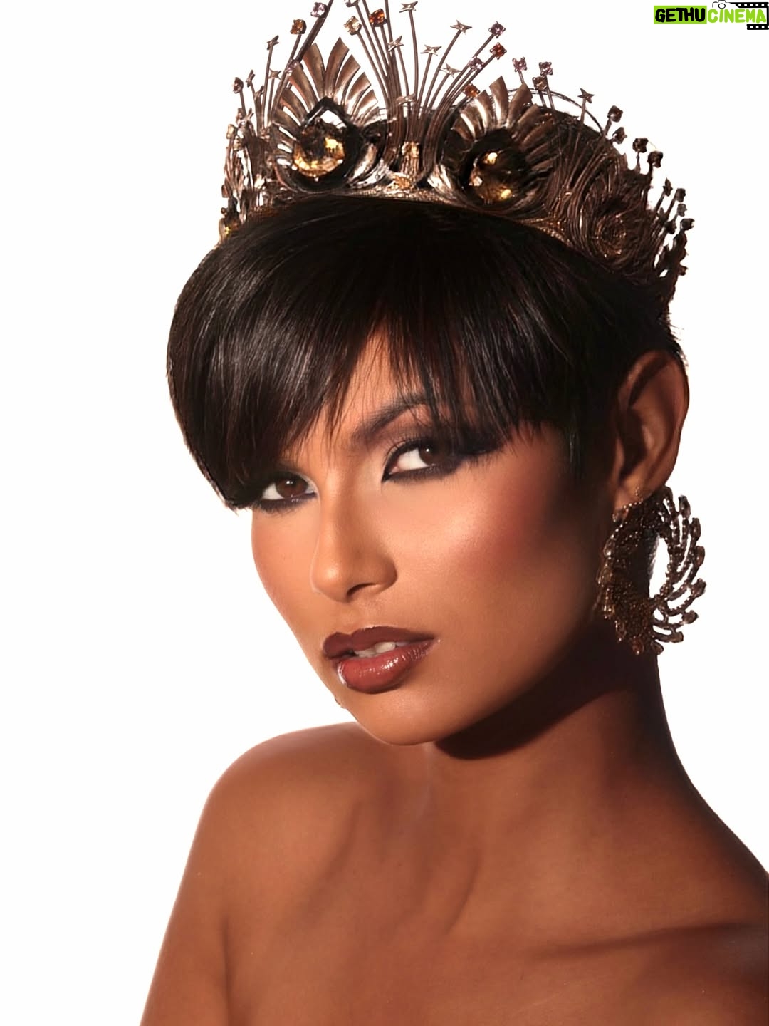 Ève Gilles - 57.5K Likes - Merci pour cette AVENTURE ! ❤️

C’est un clap de fin pour cette aventure Miss Univers ✨ je suis très fière d’avoir représentée la France 🇫🇷 ! C’était un moment de dingue et je n’y serai jamais arrivée sans vous ! 

Mes copines ! Vous vous reconnaîtrez directement 👀 Je vous aime, grâce à vous j’ai vécu la plus belle aventure possible, je ne vous oublierai jamais et surtout on se reverra très vite ! ❤️

Merci à ma famille et mes amis, ceux qui étaient sur place ! Et ceux qui étaient à distance ! Vous m’avez donné la force d’aller jusqu’au bout de croire en mes rêves et de tout donner jusque la dernière seconde ! 

Merci à tout ceux qui ont suivi mon aventure ! Qui m’ont encouragé, qui m’ont envoyé de l’amour! Je n’oublierai jamais votre soutien, il restera gravé à tout jamais dans mon cœur ! 
 
Un GRAND merci à l’ensemble des créateurs qui m’ont accompagné dans cette aventure ! 😍

Merci à la société @missfranceoff de m’avoir donné la possibilité de représenter mon pays à l’international 🇫🇷

Je suis très fière de moi : un top 30 à Miss Univers ! WoW ! J’ai donné le meilleur de moi-même, je n’aurai pas pu faire plus, alors je suis sans aucun regret !

Puis j’ai de nouveaux projets plein la tête ! J’aimerais créer une fondation très prochainement ! Qui pourrait lier mes trois différents engagements : la lutte contre le harcèlement et cyber harcèlement, aider la recherche sur les maladies rares mais aussi promouvoir, et aider les femmes à se lancer dans des études de sciences ! J’aimerais également faire du mannequinat. C’est un rêve depuis que je suis petite et je me sens enfin prête à le réaliser ! Je dois également prendre contact avec mon université pour ma prochaine reprise des études.

Enfin… Félicitations à @fatimaboschfdz pour ce titre de @missuniverse !

Crédit photo @cerfwillmakeuphair