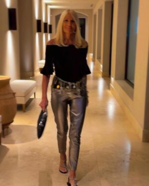 Evelyn Scheidl Instagram - En PDE siempre hay más de un evento por día!!
Divino Sunset organizado por @martin_cabrales en la Posta y luego fuimos a un lugar mágico y gran fiesta de Alberto y @ginaroemmers junto a Teresa❤️
Pantalón @flapalmiero 
Remera @melocotonstyle 
Cinturón @bisuteria_aresbymn 
Sandalias de Málaga
El saco soñado de @teresacalandra es de NewYork
Gracias por cada mensaje enviado con tanto amor 🍀🍀🍀🍀🍀🍀