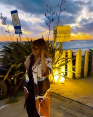 Evelyn Scheidl Instagram - En PDE siempre hay más de un evento por día!!
Divino Sunset organizado por @martin_cabrales en la Posta y luego fuimos a un lugar mágico y gran fiesta de Alberto y @ginaroemmers junto a Teresa❤️
Pantalón @flapalmiero
Remera @melocotonstyle
Cinturón @bisuteria_aresbymn
Sandalias de Málaga
El saco soñado de @teresacalandra es de NewYork
Gracias por cada mensaje enviado con tanto amor 🍀🍀🍀🍀🍀🍀